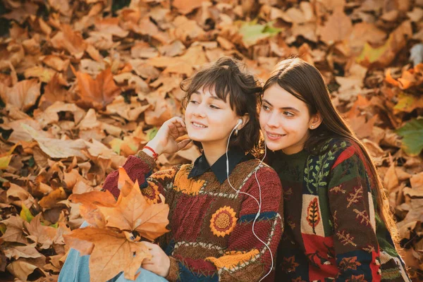 Krásné Dívky Sedí Žlutém Listí Podzimním Parku Dvě Usměvavé Ženy — Stock fotografie