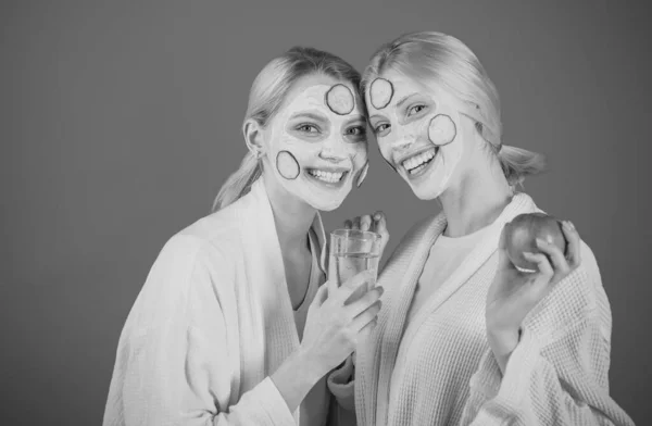 Vackra Natur Leende Blonda Kvinnor Vänner Står Ansikte Mot Ansikte — Stockfoto