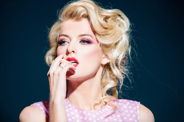 Zmysłowa Blondynka Modelka Czerwonymi Ustami Jasnymi Paznokciami Młody Piękny Sexy — Zdjęcie stockowe