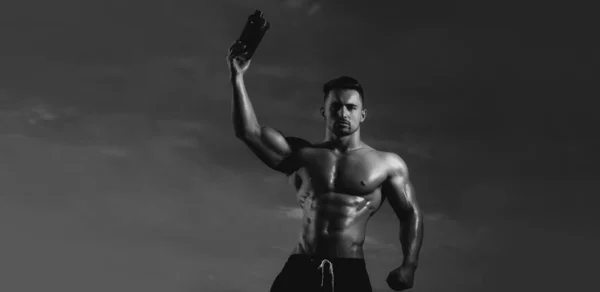 用水瓶或蛋白质湿润肌肉男 横幅模板与肌肉男子 肌肉躯干 六包腹肌 — 图库照片