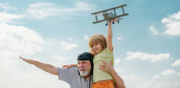 Avô Filho Divertindo Com Avião Brinquedo Céu Sonhos Criança Voar — Fotografia de Stock