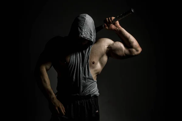 Maskeli Tehlikeli Kaslı Adam Beyzbol Sopasıyla Dövüşmeye Hazır Kapüşonlu Saldırgan — Stok fotoğraf