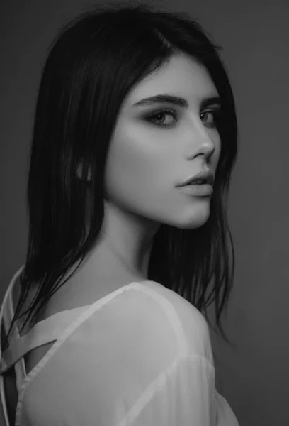 Närbild Ansikte Hudvård Naken Makeup Kosmetiska Produkter Kvinna Porträtt — Stockfoto