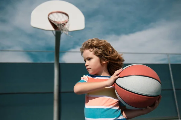 可爱的孩子打篮球 篮球孩子们在训练游戏 积极的孩子生活方式 — 图库照片