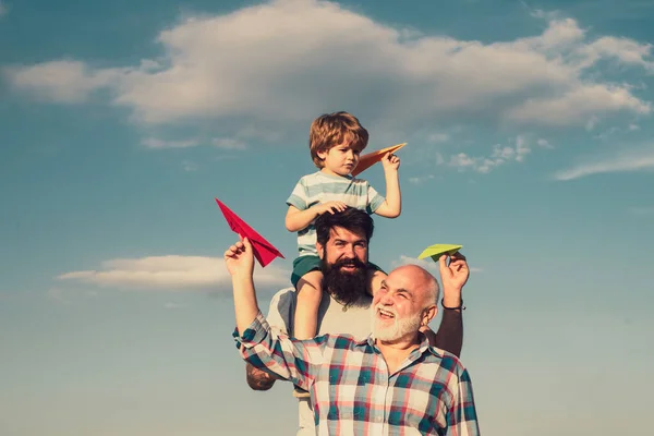 父の日 父と息子は抱き合って一緒に楽しんでいます 飛行機は飛ぶ準備ができています 息子に肩に乗って見上げる幸せな父親の肖像画 — ストック写真