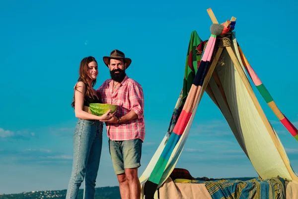 キャンプでテントの中でロマンチックなカップル 自然界の友人と屋外冒険 キャンプでの恋人との朝食 — ストック写真