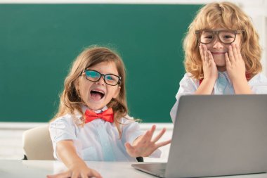 Okula dönelim. Mutlu kız ve erkek okul arkadaşları. İki okul çocuğunun portresi. İlkokulda sınıf arkadaşları, genç öğrenciler.