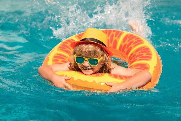 小男孩在游泳池里放松 孩子们在游泳池里游泳 夏天的孩子活动 水上运动 与子女的暑假 — 图库照片