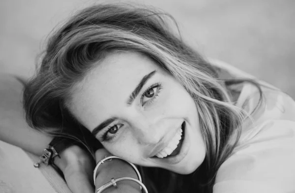 Glad Kvinna Ansikte Närbild Ett Leende Flickansikte Porträtt Vacker Kvinnlig — Stockfoto