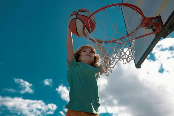 积极的孩子们在户外打篮球 在户外操场上玩 — 图库照片