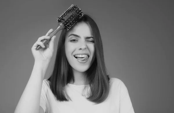 Saçını Tarayan Komik Deli Kadın Dil Fırçalayan Saçları Olan Kadın — Stok fotoğraf