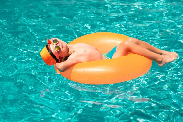 Kinder Entspannen Strand Oder Pool Kind Schwimmbad Sommerferienkonzept Für Kinder — Stockfoto