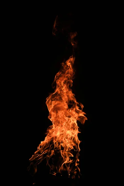 배경에 불길이 치솟고 고립되고 추상적 분위기의 불꽃을 태운다 화염이 치솟는다 — 스톡 사진