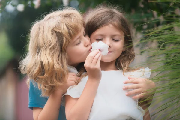 Dvě Malé Děti Objímají Líbají Letní Zahradě Zamilované Děti Romantický — Stock fotografie