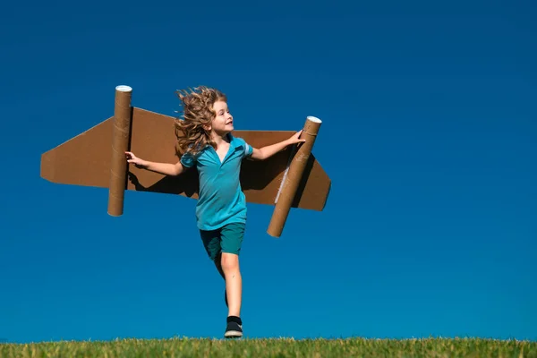 Criança Pequena Joga Astronauta Piloto Criança Correndo Fundo Céu Azul — Fotografia de Stock
