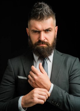 Terzi dükkanı. Adam modaya uygun. İş adamıyım. Buluşma elbisesi. Koyu gri takım elbiseli bir iş adamı. Klasik takım elbiseli, gömlek ve kravatlı adam.