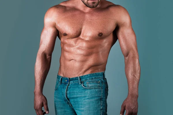 身材性感的男人性感的年轻男性健美运动员的肌肉躯干 体格健壮 肌肉发达 胸部赤裸 背景灰白 — 图库照片