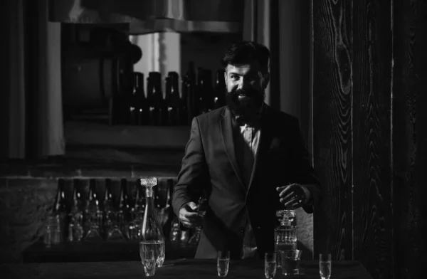 Ayakta Duran Neşeli Barmen Portresi Viski Barındaki Çekici Barmen — Stok fotoğraf
