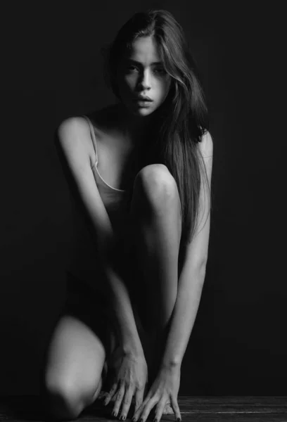 Κομψό Σέξι Γυναίκα Γκρι Φόντο Αισθησιακό Μοντέλο Μαύρο Στούντιο Νεαρό — Φωτογραφία Αρχείου