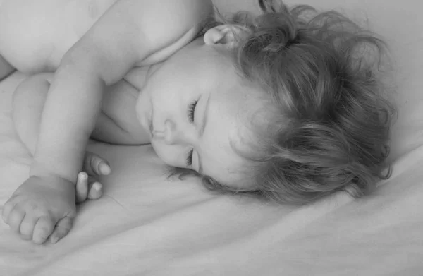 赤ん坊はベッドで寝ている 静かな睡眠 眠ってかわいい子 愛らしい眠い子供たち — ストック写真