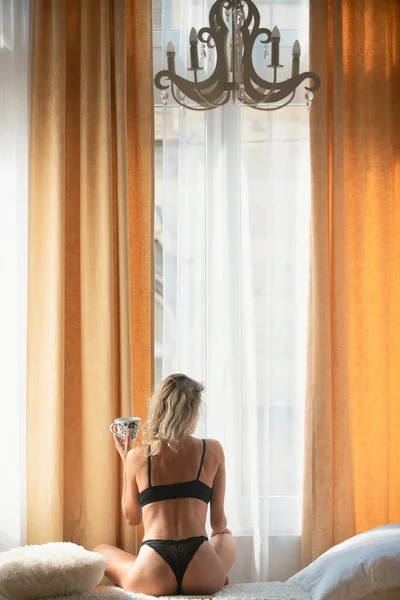 Ontspannen Jong Sensueel Vrouwelijk Model Met Koffiebekers Bed Thuis Achteraanzicht — Stockfoto