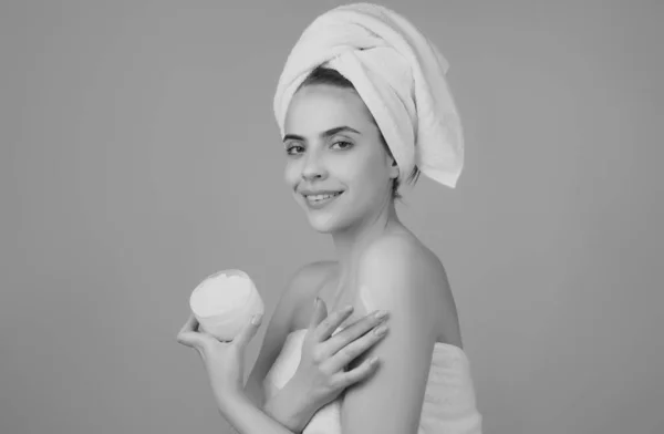 Crema Cosmética Mujer Que Sonríe Cara Con Piel Limpia Suave — Foto de Stock