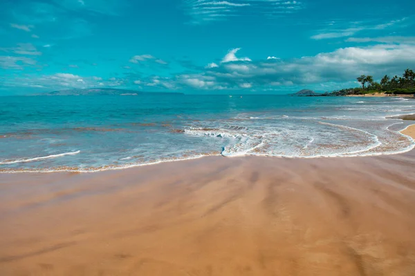 해변에 모래가 바닷물이요 천연염 — 스톡 사진
