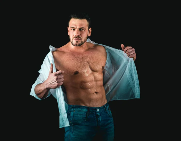 肌肉性感的男人赤身裸体的身体 性感肌肉同性恋 脱衣舞时肌肉男露出胸膛 — 图库照片