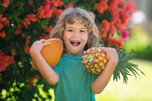 Criança Bonito Com Abacaxi Coco Jardim Tropical Frutas Tropicais Frescas — Fotografia de Stock