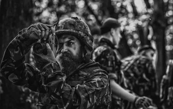 Photojournaliste Documentant Guerre Photographe Presse Militaire Opération Militaire Tir Fusil — Photo