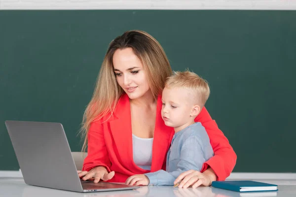 Matka Syn Učí Základní Škola Učitel Žák Line Učení Webinář — Stock fotografie