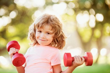 Dambılı bir çocuk. Çocuklar spor yapar. Çocuk parkta egzersiz yapıyor. Aktif, sağlıklı yaşam tarzı