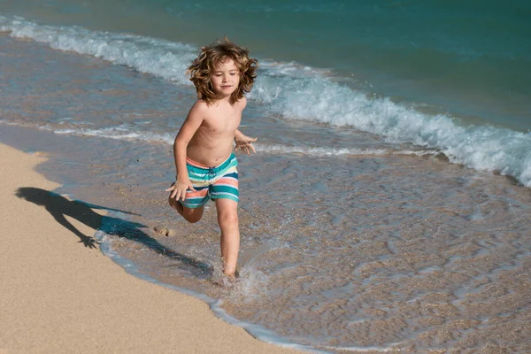 Ragazzino Che Corre Sulla Spiaggia Bambino Felice Correre Mare Vacanza — Foto Stock