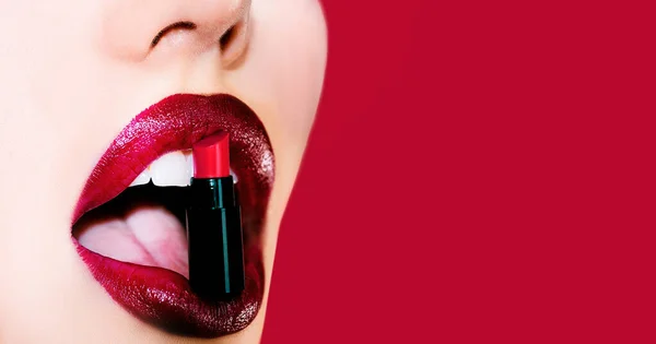 性感丰满的嘴唇 唇部护理和保护 唇瓣在红色背景上被隔离 嘴唇和美构成了 — 图库照片