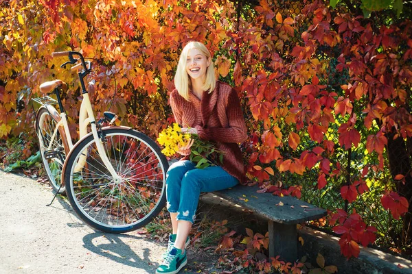 Тепла Осінь Дівчина Велосипедом Квітами Жінка Велосипед Осінній Сад Активне — стокове фото