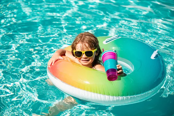 Letní Prázdniny Dětský Víkend Létě Kluk Bazénu Dítě Aquaparku Vtipný — Stock fotografie