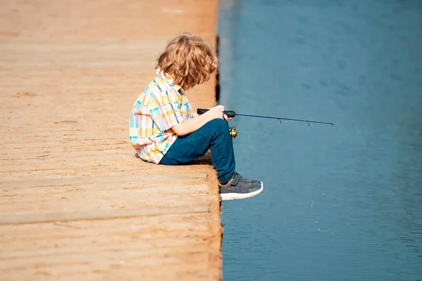 Σχέδιο Αλιείας Ψάρεμα Παιδιών Στη Λίμνη Νεαρός Ψαράς Αγόρι Κλώστη — Φωτογραφία Αρχείου