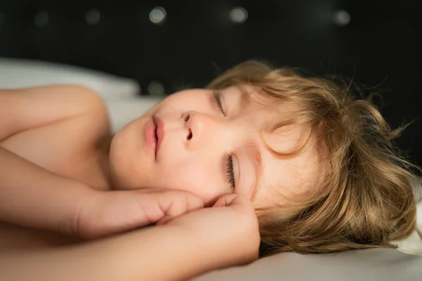 白い背景のベッドで寝ているパジャマ姿の子供たち ベッドタイム — ストック写真