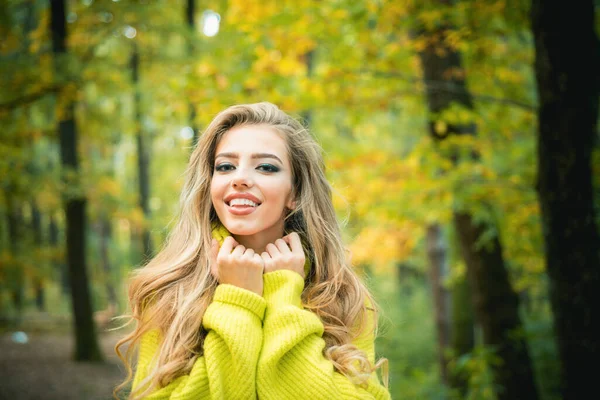 Красива Молода Щаслива Дівчина Яскраво Червоно Жовтим Листям Парку Красива — стокове фото