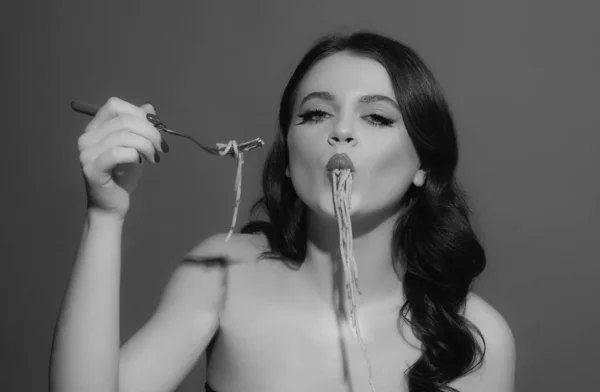 Makaron Boloński Dziewczyna Spaghetti Włoska Kuchnia Seksowna Kobieta Jedząca Carbonarę — Zdjęcie stockowe
