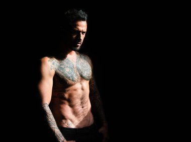 Seksi bir adamın baştan çıkarıcı yüzü. Maço kendinden emin görünüyor. Güçlü kaslı erkek vücudu, kaslı adam. Kaslı atletik seksi erkek, çıplak gövde.