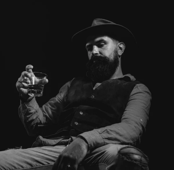 Alkol Bağımlısı Viski Barındaki Çekici Adam Sakallı Bıyıklı Hippi Gününden — Stok fotoğraf