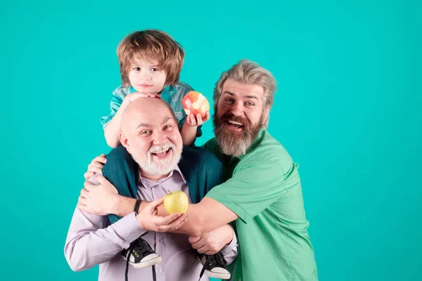 祖父と抱擁し リンゴを食べる上で 優しさ抱擁 子供の愛 愛情を持つ異なる年齢の男性 — ストック写真