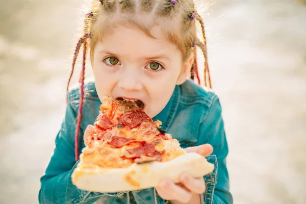 可爱的女孩吃披萨 孩子们快餐店意大利菜童年概念 — 图库照片