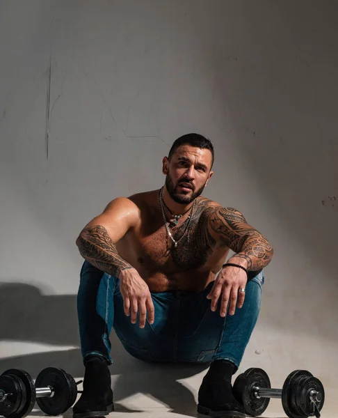 Gespierd Sexy Fitness Model Poseren Shirtloos Grijze Achtergrond Atletische Jongeman — Stockfoto