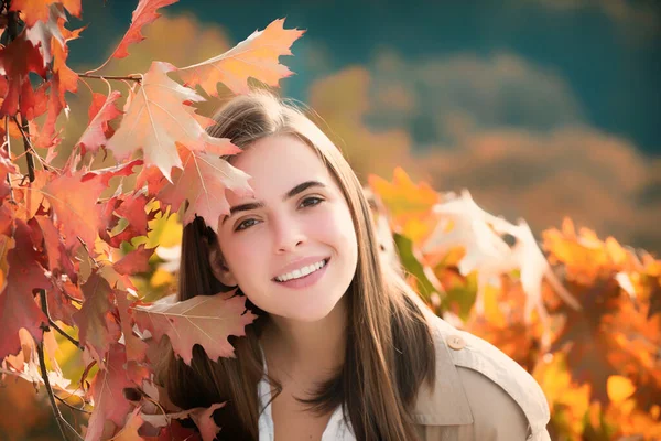 가을을 즐기는 아름다운 가을에 야외를 아름다운 여성의 — 스톡 사진