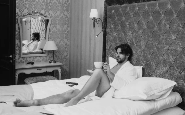 セクシーな男でベッドルーム おはようございます — ストック写真