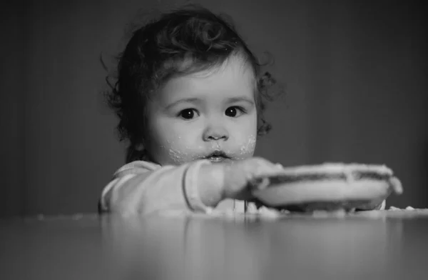在家里厨房里用勺子和盘子喂可爱的小宝宝 — 图库照片