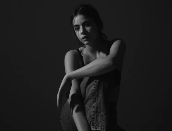 Porträt Eines Stilvollen Mädchens Schwarzem Und Jeans Das Die Kamera — Stockfoto