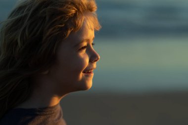 Çocuklar rüya görüyor. Spring Park 'taki çocuk portresi. Kapalı yüzlü çocuk yaz parkında dışarıda oynuyor.